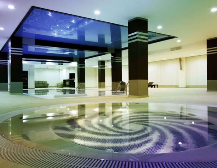 Крытый бассейн - Курортный комплекс «Аквамарин»