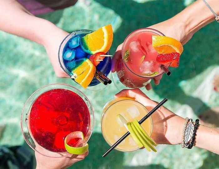 Бар у бассейна - Курортный комплекс «Аквамарин»